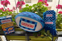 Un ballon, une paire de chaussettes et des pâtes