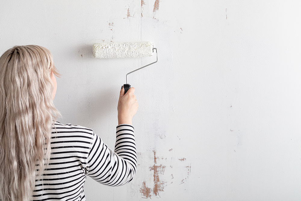 Peindre le mur en blanc avant la pose du papier peint