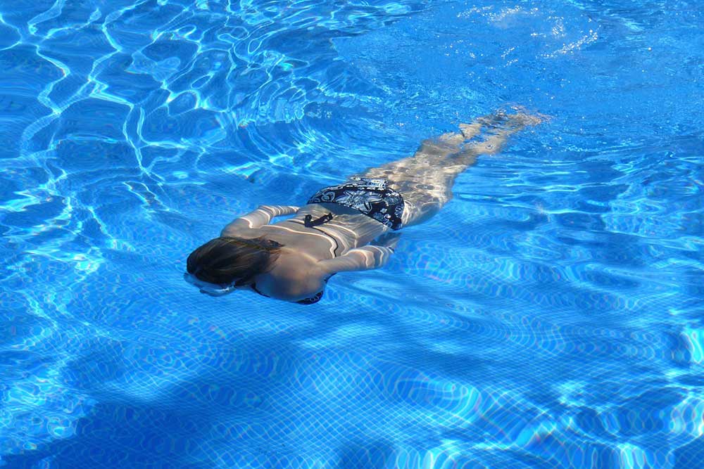 La natation est une activité sportive qui favorise la perte de poids.