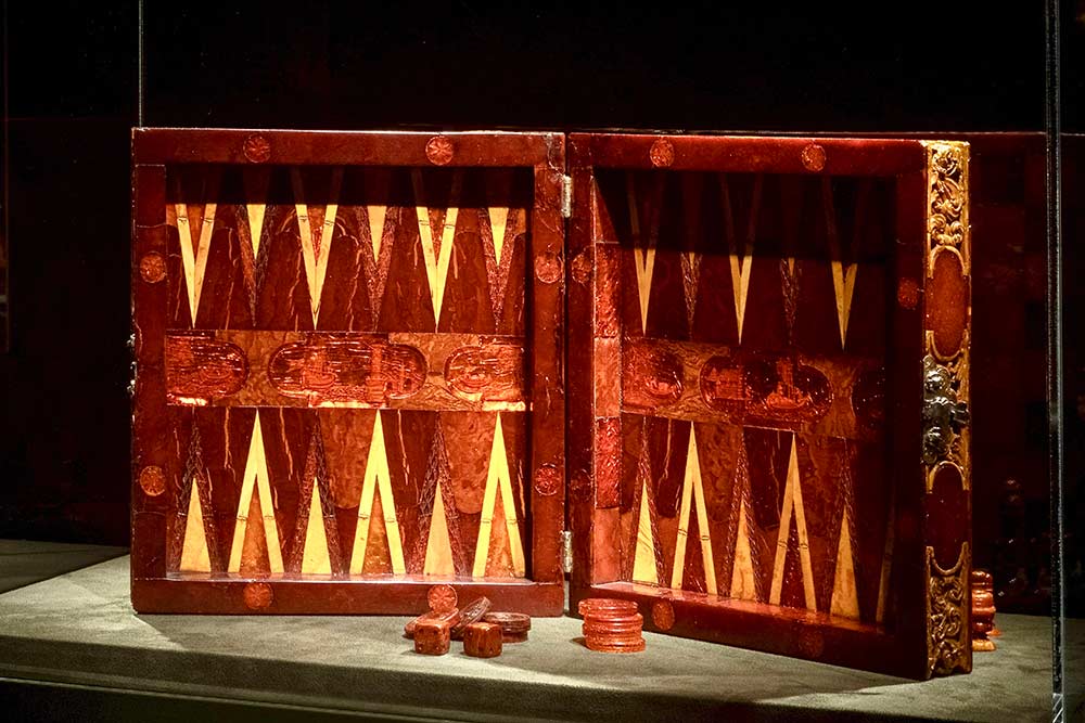 Boîte à jeux complète avec ses pions, deux dés et son jeu d’échecs, Par Michel Redlin, Dantzig, c.1680- 22,5 x 23,4 cm. -Courtesy Galerie Kugel