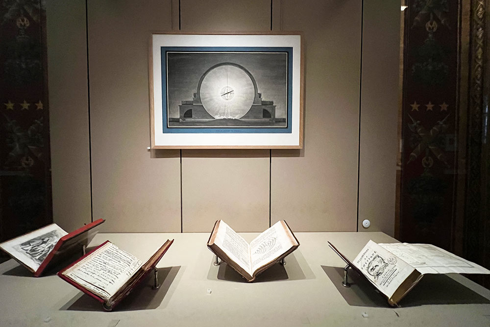 Des livres anciens et sur le cadre, la Coupe du cénotaphe de Newton de nuit. Encre noir, lavis d'encre noire de 1784