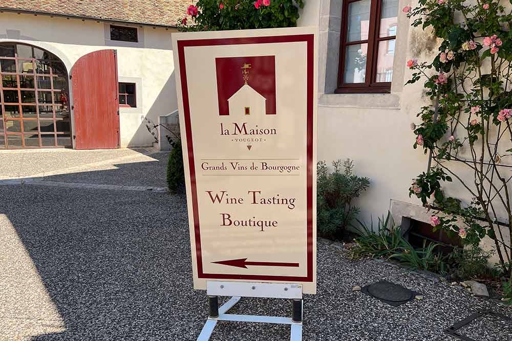 Une pancarte indique les Grands Vins de Bourgogne 