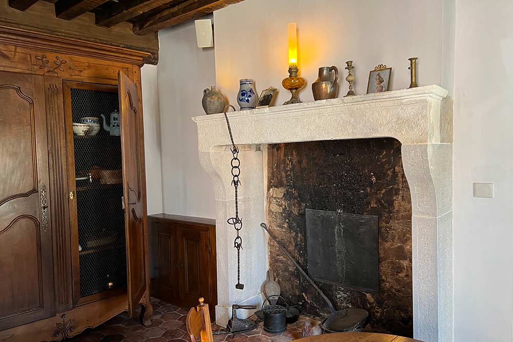 Un salon avec sa cheminée et son armoire rustique