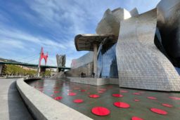 Guggenheim Bilbao - avec une installation de Yayoi Kusama (dans le bassin) et au fond, Les Arcs rouges de Buren