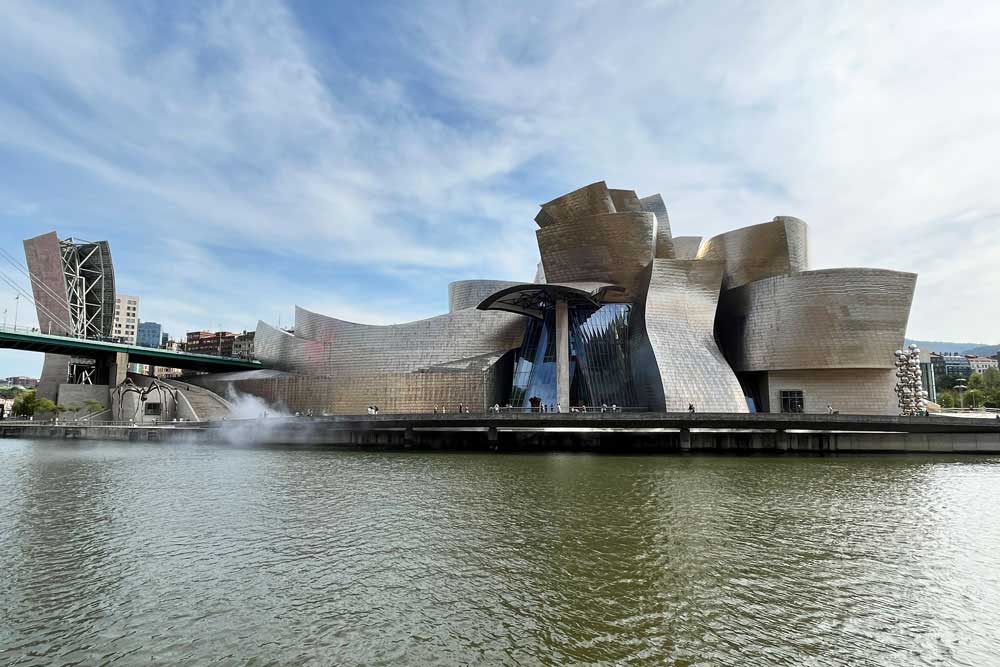 Guggenheim Bilbao - vu de puis l’autre rive de la Ria 