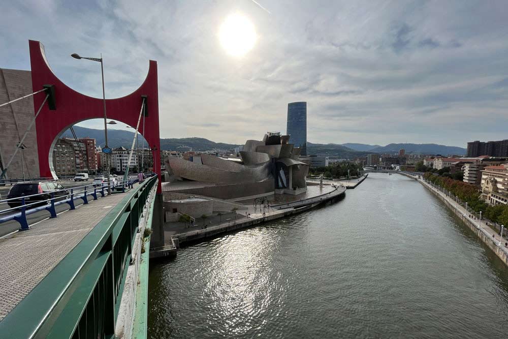Vue sur la Ria et le Guggenheim Bilbao depuis le pont de la Salve. A gauche, les Arcs Rouges de Buren.