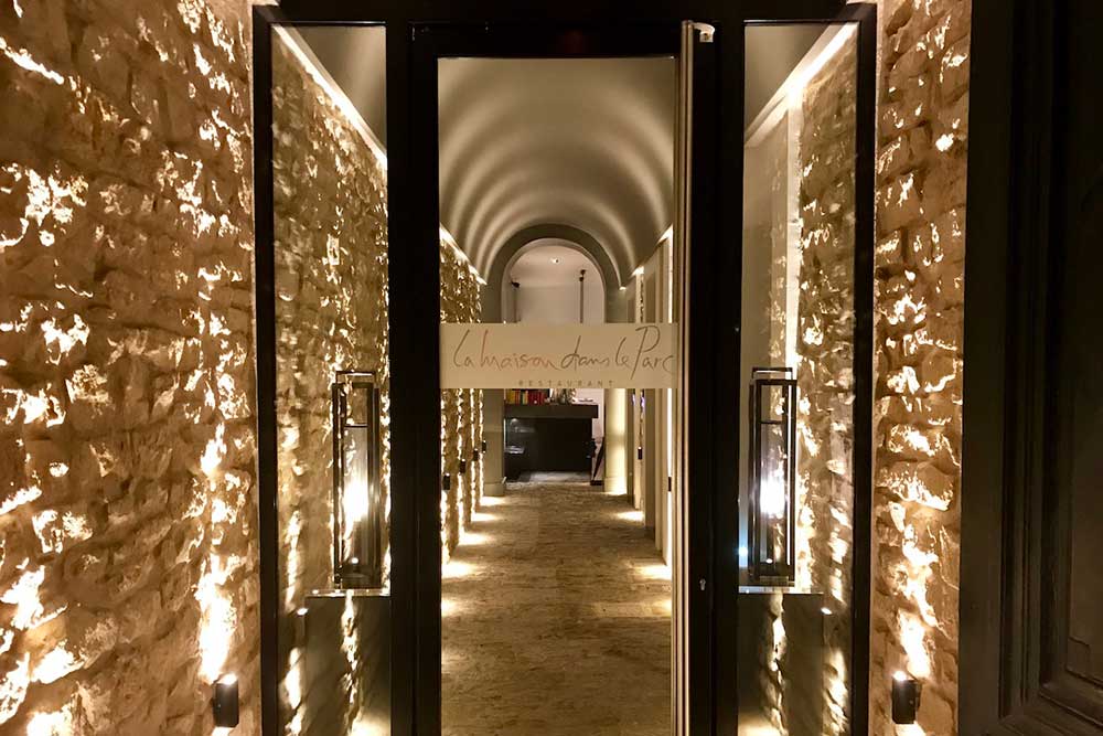Le couloir en pierres et les couleurs épurées, créent une atmosphère apaisante et élégante à la fois.