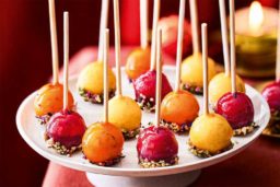 Orange, rouge ou jaune avec leurs saveurs festives, leurs couleurs lumineuses et leurs formes ludiques, elles vont faire swinguer l’apéritif.