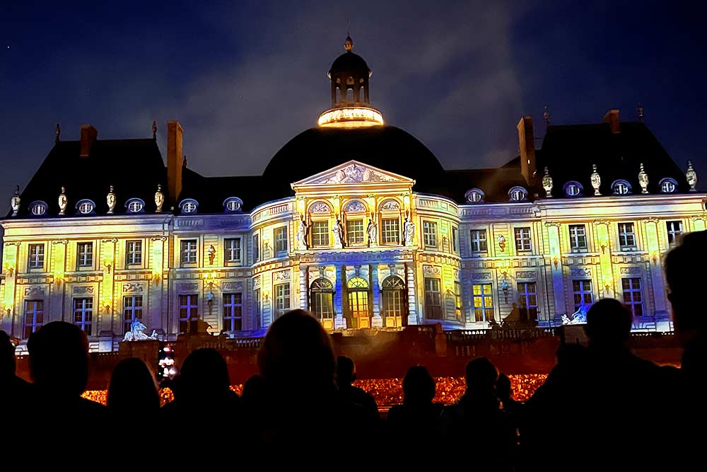 Vaux-le-Vicomte - Le château s'illumine et paraît dans toute sa majesté