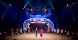 Alexis Gruss et Gipsy Bouglione viennent saluer le public à la fin du spectacle. Une ovation bien méritée.