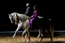 Alexis Gruss et Gipsy Bouglione viennent saluer le public à la fin du spectacle. Une ovation bien méritée.