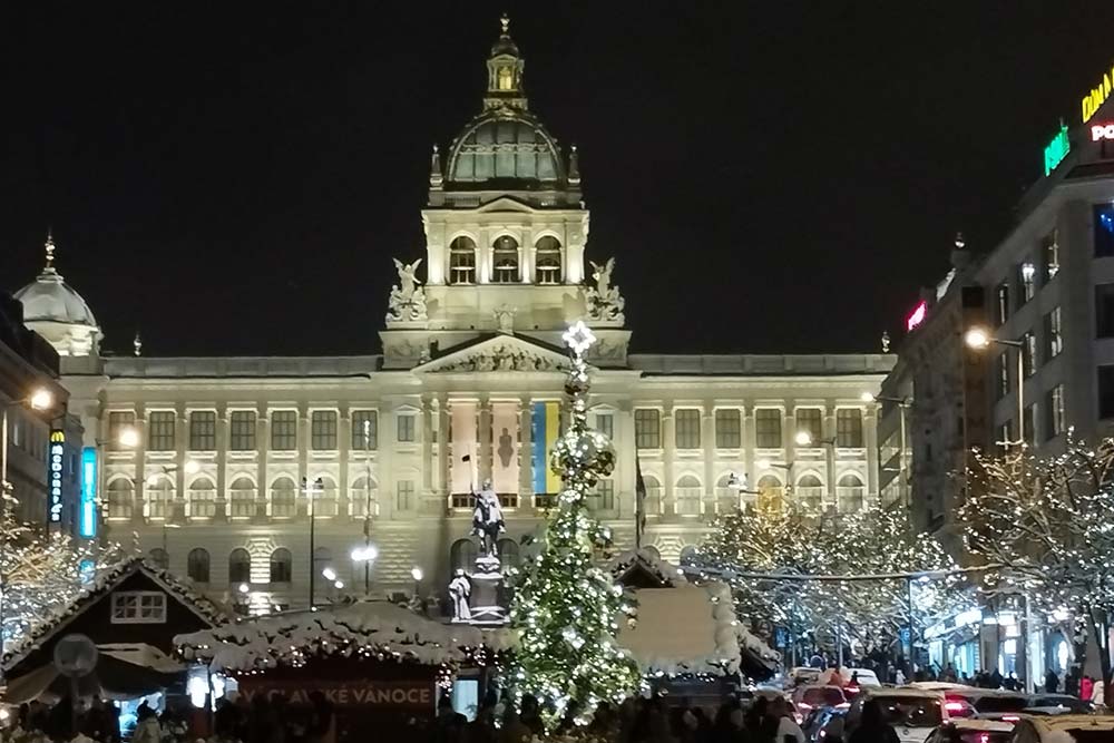 Le marché de Noël que la place Venceslas devant le musée national à Prague.