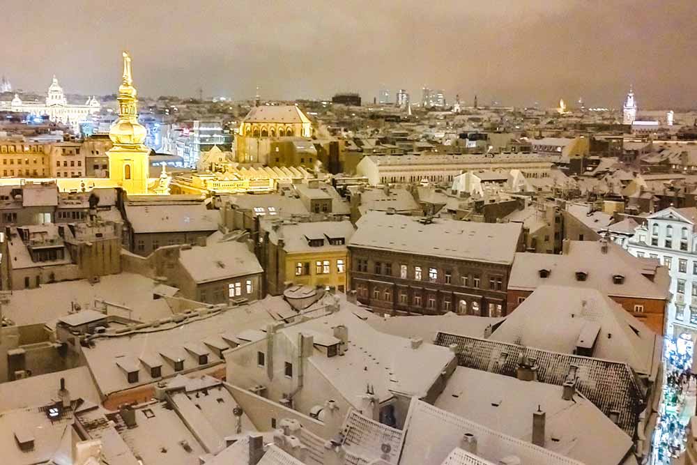 Noël en Tchèque - Une vue de Prague couverte de neige.