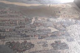 La carte en mosaïque représentant la Terre sainte.
