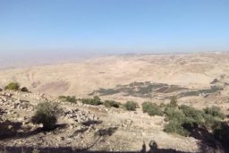 Du mont Nebo, on aperçoit la vallée dans laquelle Moïse aurait fait jaillir de l’eau d’un rocher qu’il aurait frappé avec son bâton.