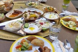 Quelques uns des plats délicieux proposés par le restaurant Tawaheen al-Hawa à Amman. 
