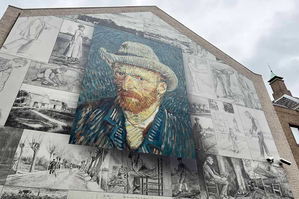 Une magnifique fresque qui représente la vie de Vincent Van Gogh.