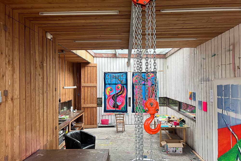 La petite maison transformée en atelier permanent pour les artistes. Elle comporte une galerie d'art.