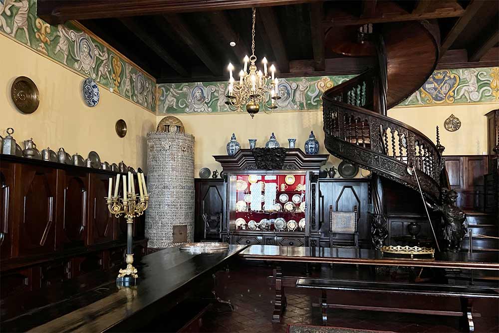Une des salles qui sert aux réceptions. Son magnifique escalier et sa cheminée impressionnent. 