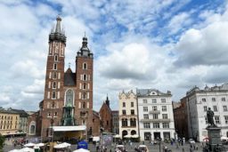 Cracovie - Les deux tours qui domine la Basilique et le célèbre appel à la trompette.