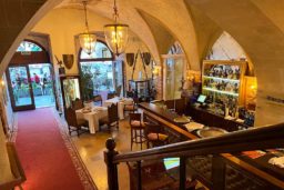 Cracovie - Restaurant le Wierzynek : la première salle et le bar