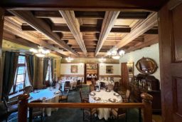 Cracovie - Restaurant le Wierzynek : Une autre salle s'offre à nos yeux. Elle est vraiment belle. Le plafond vaut le coup d'oeil.