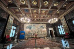 Les salles du château regorgent de mobilier d'époque, de tapisseries et objets d'art