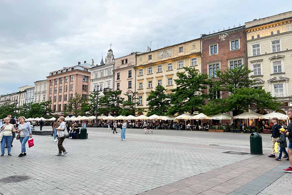 Cracovie - La Place du Marché Rynek est animée et regorge de restaurants et de bars