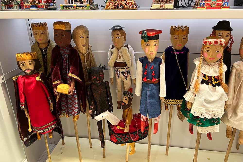 Des poupées marionnettes d'époques