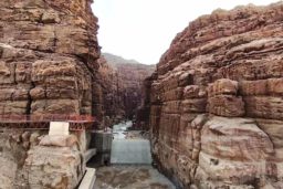 Wadi Rum - un wadi surgit de la montagne avant de plonger dans la mer Morte. Ses crues peuvent être dangereuses.
