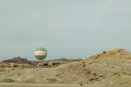 Wadi Rum - On peut découvrir l’ensemble du site de Pétra depuis les airs, en mongolfière.