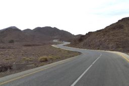 Wadi Rum - La route serpente au milieu des collines du Wadi Araba.