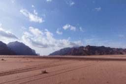 Le soleil se lève sur le désert du Wadi Rum qui, en fait, se subdivise en trois déserts (Wadi Rum, Wadi al-Kharaza et Wadi al-Disah).