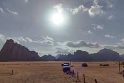 Wadi Rum - Les 4x4 sont prêts à partir pour faire découvrir aux visiteurs cet endroit hors du commun.