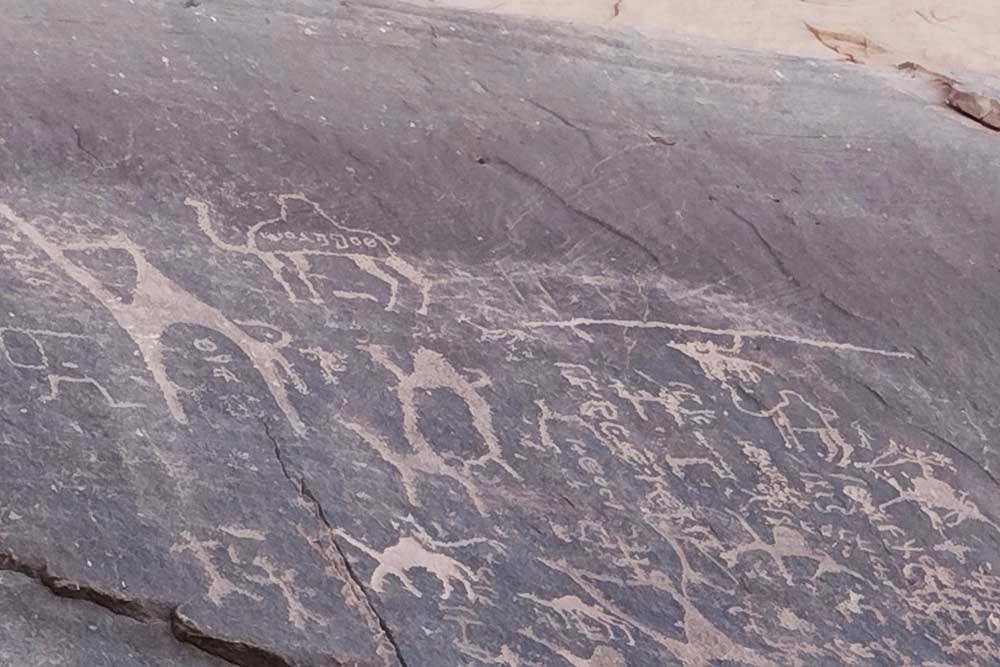Les pétroglyphes, les inscriptions gravées et les vestiges archéologiques retrouvés dans le Wadi Rum témoignent d’une occupation humaine vieille de 12 000 ans. On y a décelé le début de l’écriture alphabétique.