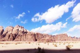 Le désert du Wadi Rum révèle au fur et à mesure qu’on y pénètre des paysages toujours plus grandioses dont beaucoup ont servi de cadre au fil du temps à des films se déroulant dans des milieux hostiles comme la planète Mars.