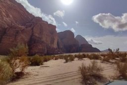 Le désert du Wadi Rum révèle au fur et à mesure qu’on y pénètre des paysages toujours plus grandioses dont beaucoup ont servi de cadre au fil du temps à des films se déroulant dans des milieux hostiles comme la planète Mars.