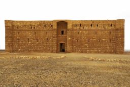 Le château d’al-Kharaneh (ou Qsar Kharana) a sans doute été construit au début du VIIIe siècle.