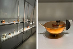 Vitrine d’objets d’orfèvrerie et théière (musée de Bauhaus)