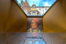 Musées de Cracovie - Borne présentant l’exposition « L’image de l’âge d’Or » au château de Wawel