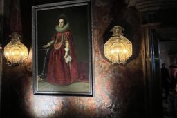 Un portrait de dame subtilement éclairé par des chandeliers (château de Wawel)