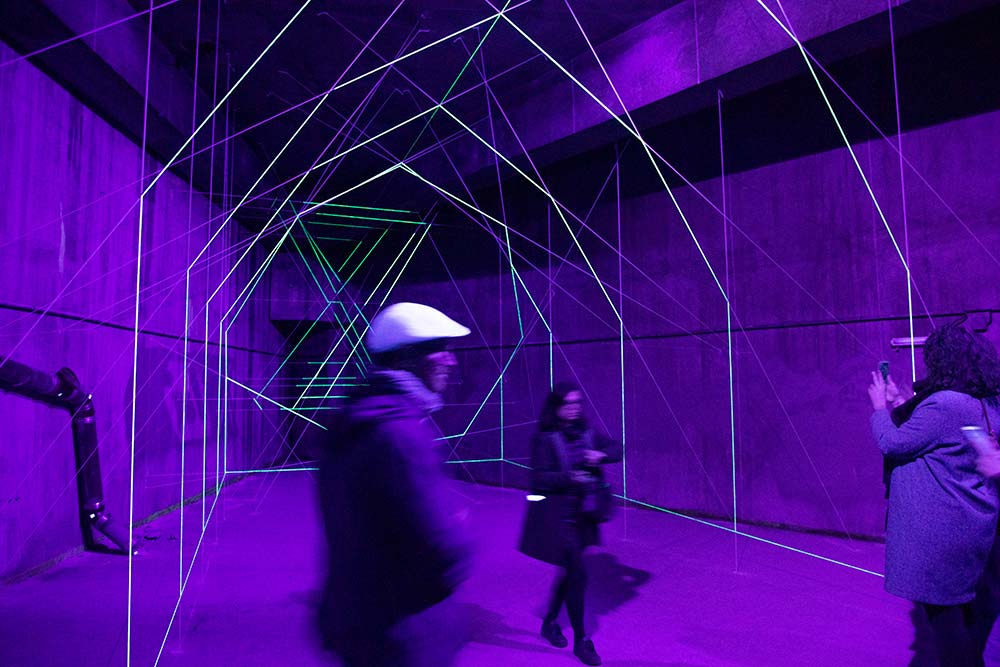 L’installation artistique singulière de Rémi Petit aux commandes des rayons de lumière.