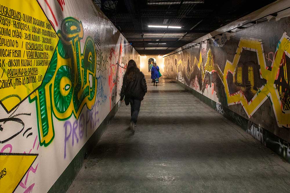Les extatiques - Des graffitis illustrent le long tunnel vers la sortie.