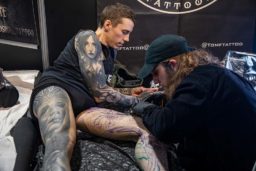 Le tatouage opéré par l’artiste Tomftattoo peut être long et il faut s’occuper… Le smarthone est le bienvenu.