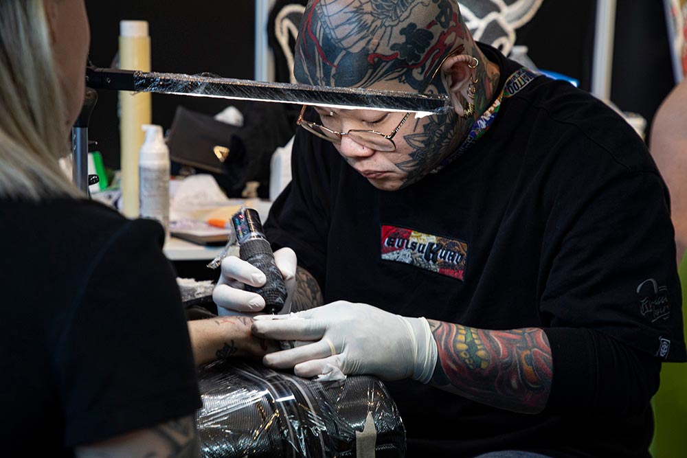 Tattoo Planetarium - Gros plan sur le tatoueur…