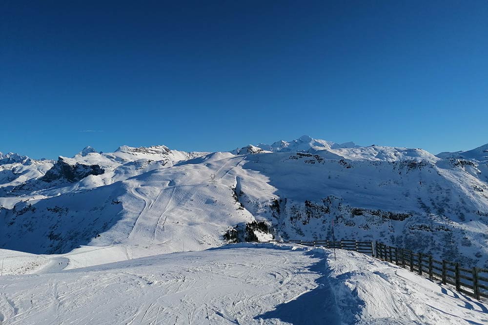 Le domaine de ski de Samoëns couvre plus de la moitié du Grand Massif, l’un des plus grands de France.