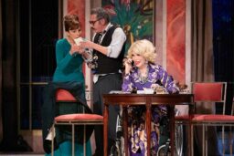 Amanda Lear - L'Argent de La Vieille, une pièce caustique qui montre les rapports entre les riches et les pauvres.