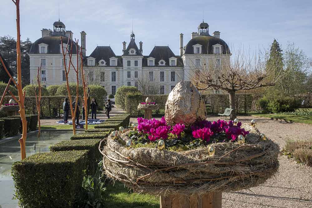 Château de Cherveny -Dans le parc, plusieurs exemples de compositions florales.