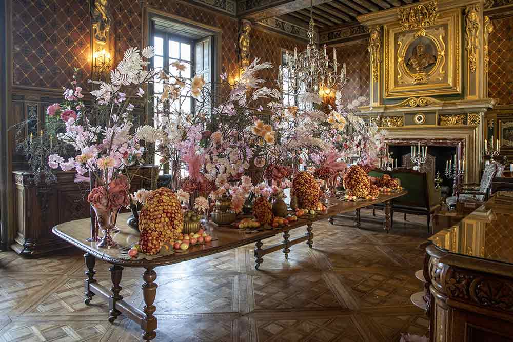 À l’intérieur plusieurs compositions ont trouvé naturellement leur place, comme dans la salle à manger. La grande table est recouverte de bouquets extraordinaires.