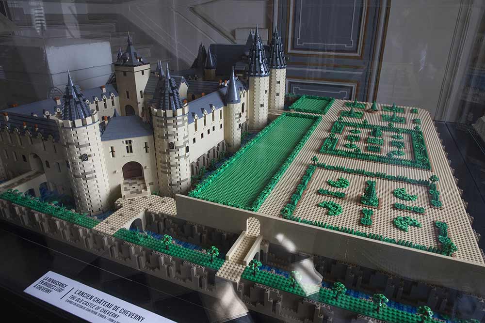 La forteresse et son jardin reconstitués en legos.